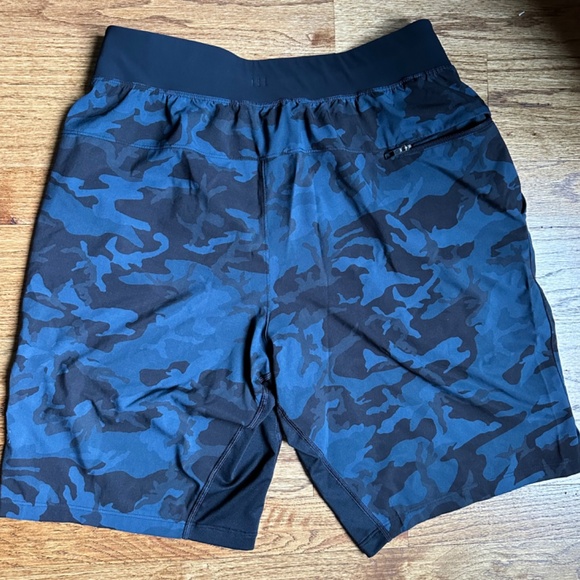 LULULEMON T.H.E. Short 9" linerless blue Camo shorts - Picture 4 of 5